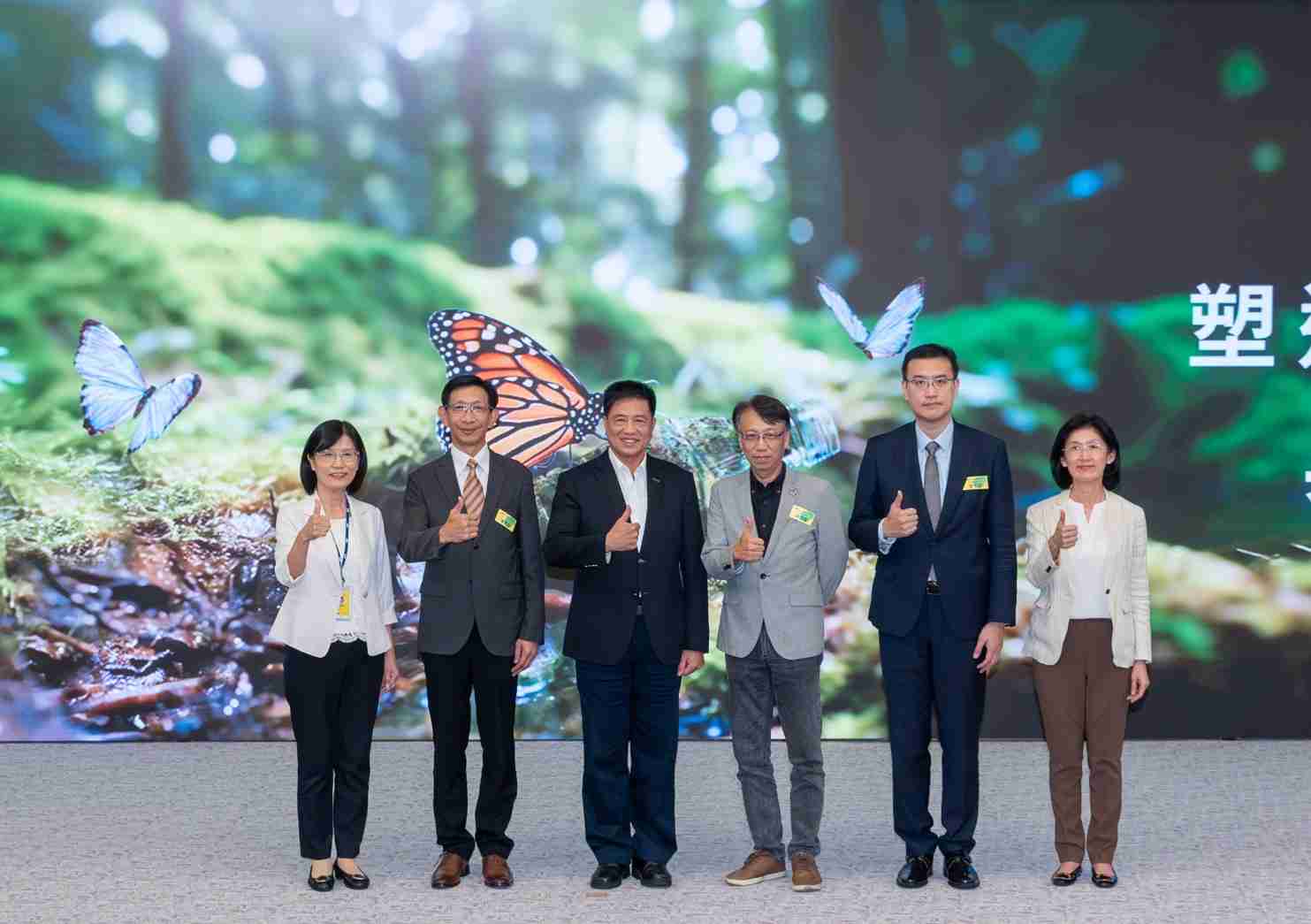 友達2023 CSR共榮大會，，，邀請領域專家分享交流生物多樣性管理趨勢、、、、無塑產品、、、、海廢永續塑料等議題  （圖左到右：友達光電永續長古秀華、、、3M台灣技術長陳君杰、、、、友達光電董事長暨集團策略長彭双浪、、、光寶科技企業永續發展處處長陳慶暉、、、、安永聯合會計師事務所執業會計師曾于哲、、友達光電供應鏈總部副總經理吳宜芳）