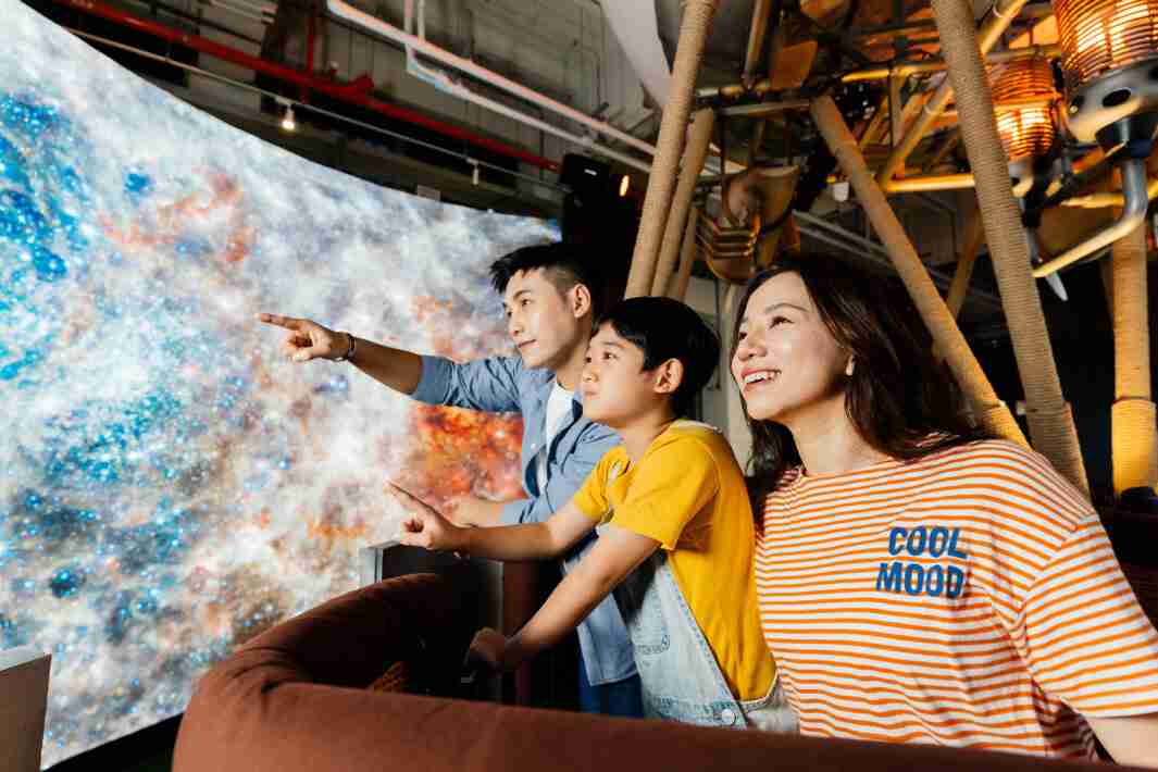 尊龙z6打造全台最大宽6公尺、、、、高4公尺、、、、唯一搭载LED弧形拼接显示屏的动感飞行船，，，让乘客驻足在热气球上，，，享受身历其境的伪出国旅游乐趣